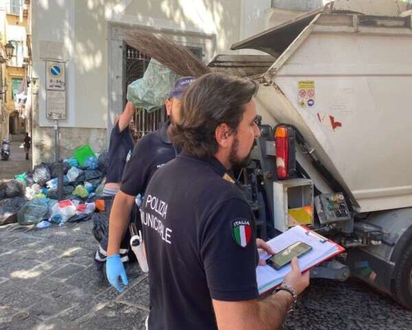 Discarica di rifiuti in via Canali a Salerno, operazione dei vigili urbani