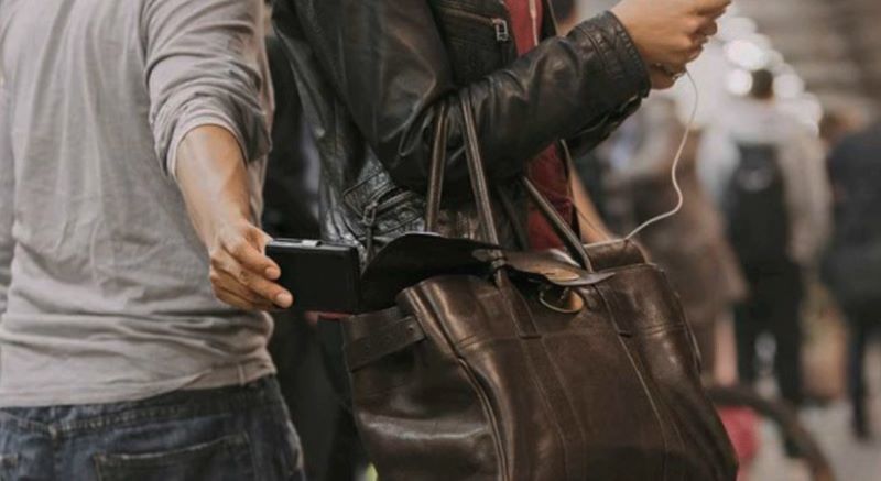 A Battipaglia ancora borseggiatori al mercato, rubati smartphone e portafogli