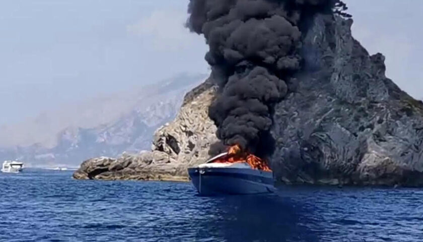 Paura a largo di Positano, a fuoco yacht di lusso
