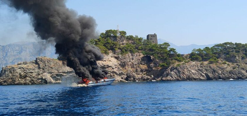 Motoscafo affondato ai Galli, Punta Campanella: “Subito la rimozione”