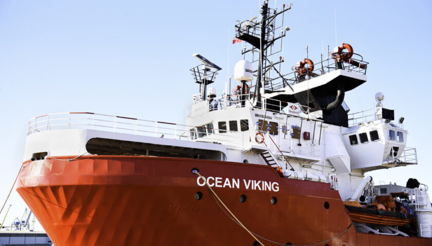 La “Ocean Viking” verso Salerno con a bordo 387 migranti
