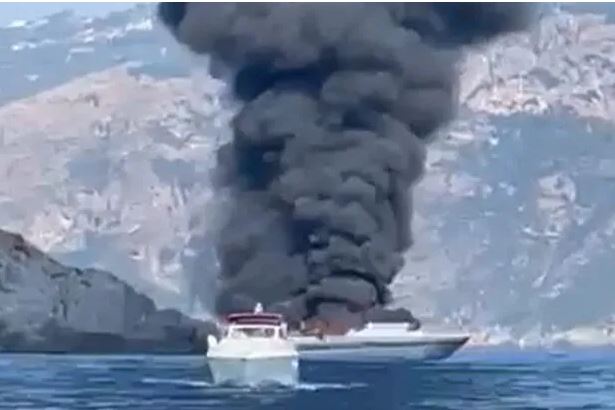 YACHT IN FIAMME IN COSTIERA AMALFITANA, DRONI DELLA PROTEZIONE CIVILE REGIONALE SORVOLANO L’AREA PER VERIFICARE INQUINAMENTO