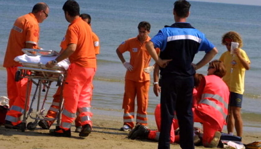 Ascea, rischia annegamento in mare: salvata da militare fuori servizii