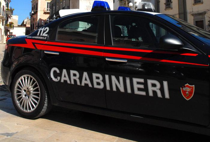 Insulta la moglie e la insegue fino in caserma dai carabinieri: arrestato 40enne