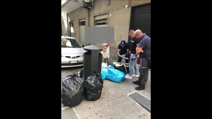 Salerno, conferimento rifiuti errato: cittadini multati