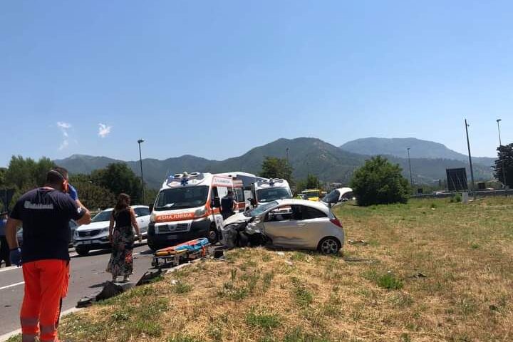 Contromano sul Raccordo, si scontra con altra auto: 3 feriti