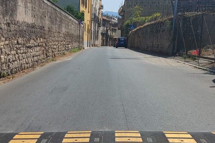 Roccapiemonte altro dosso rallentatore vicino la scuola