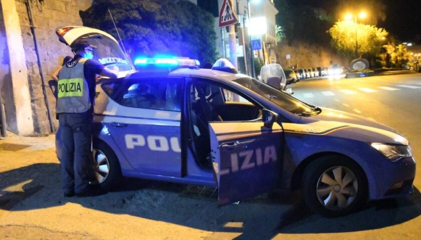 Cameriere e titolare di bar picchiati violentemente