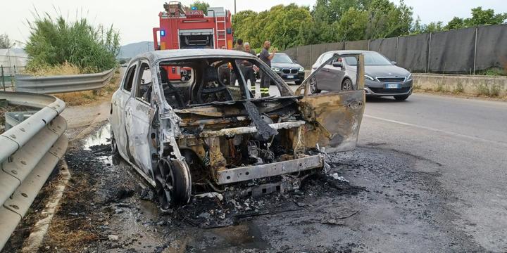 Pontecagnano, Smart a fuoco: salvi madre e figlio