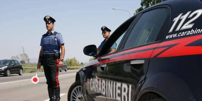 In autostrada con 16 chili di droga, arrestato