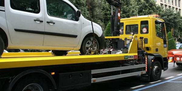 Napoli, blitz della Municipale: sequestrati in una notte 42 mezzi senza assicurazione