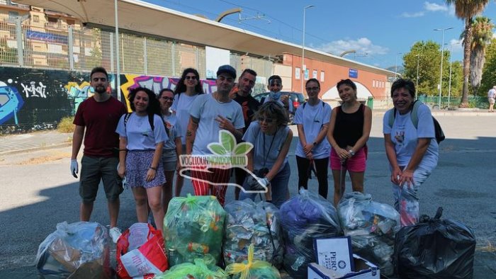 Salerno, attivisti di Voglio un Mondo Pulito ripuliscono la stazione Metro di Mercatello