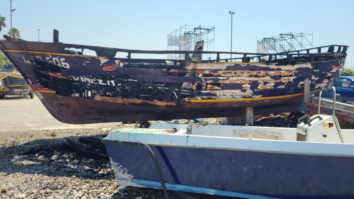 Salerno, in fiamme una barca abbandonata nel sotto piazza della Concordia