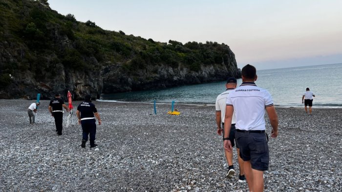 Ombrelloni abusivi in spiaggia, blitz con sequestro a Marina di Camerota