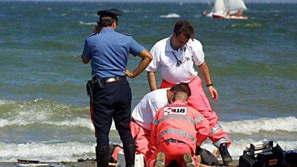 Ascea, malore in spiaggia: muore 70enne