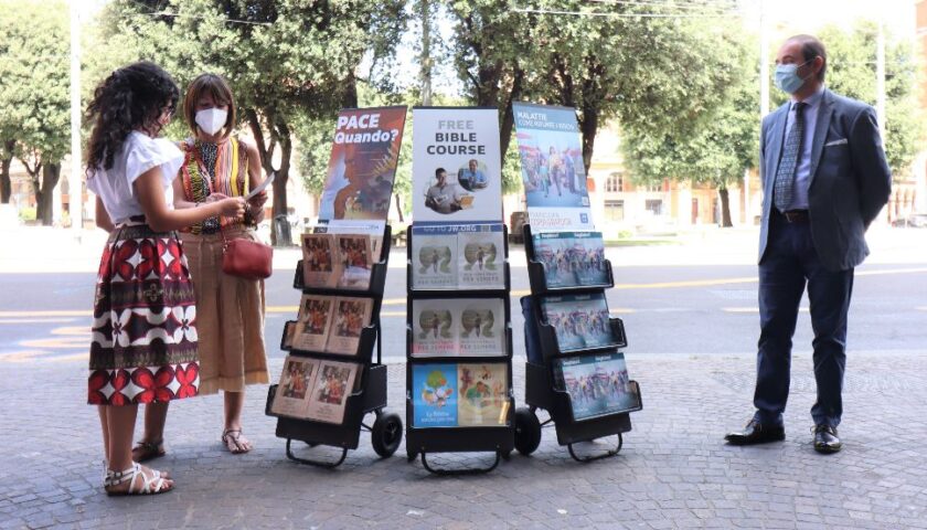 Dopo 2 anni di pandemia i Testimoni di Geova tornano a contattare le persone nei luoghi pubblici