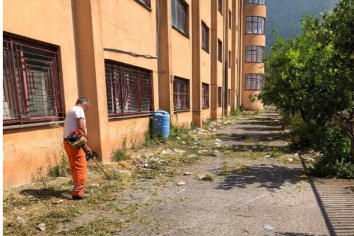 Scuole. Sfalcio e pulizia dei giardini prima del nuovo anno scolastico