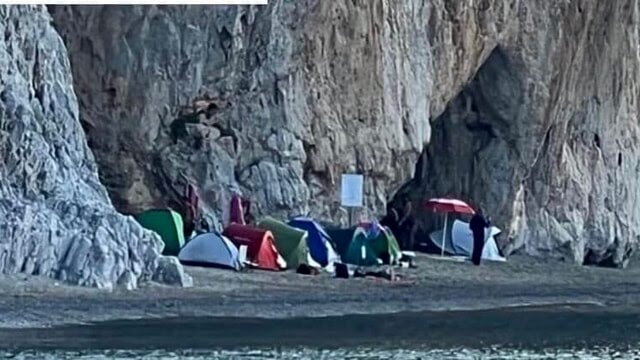 Sulla spiaggia Molpa di Palinuro sgomberato accampamento abusivo