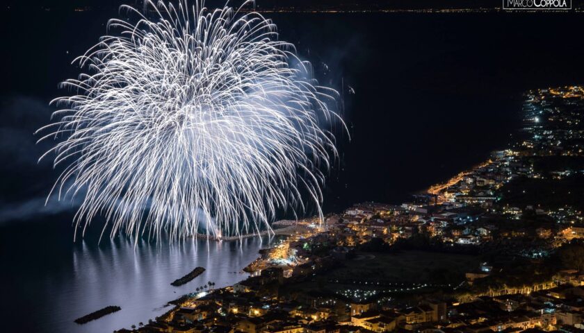 Fuochi a Castellabate, ferito un pescatore. Spettacolo annullato: “Problema tecnico”