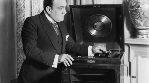 Il 2 agosto del 1921 morì a Napoli Enrico Caruso