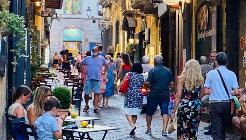 Tentano di rubare sedie da un locale del Centro Storico di Salerno, la denuncia del titolare