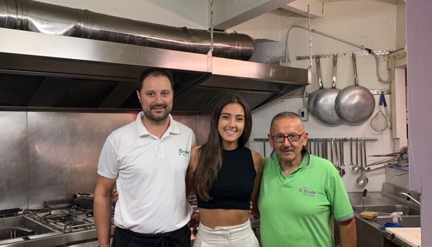 Miss Italia 2021 Zeudi Di Palma si rilassa a cena a Vietri sul Mare