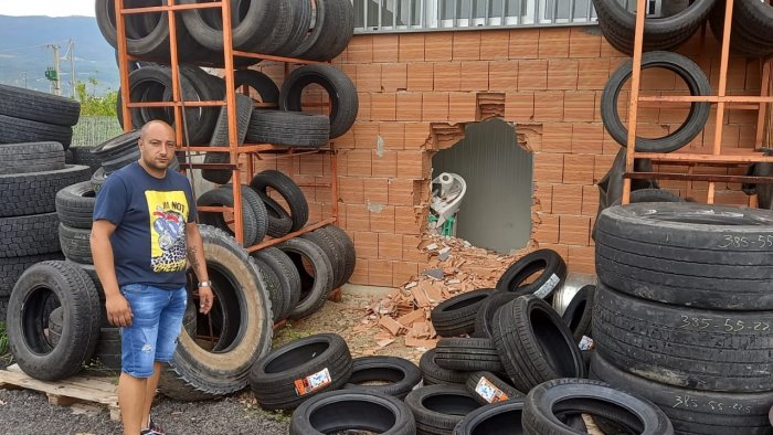 Ad Eboli furto da 30mila euro al centro gomme