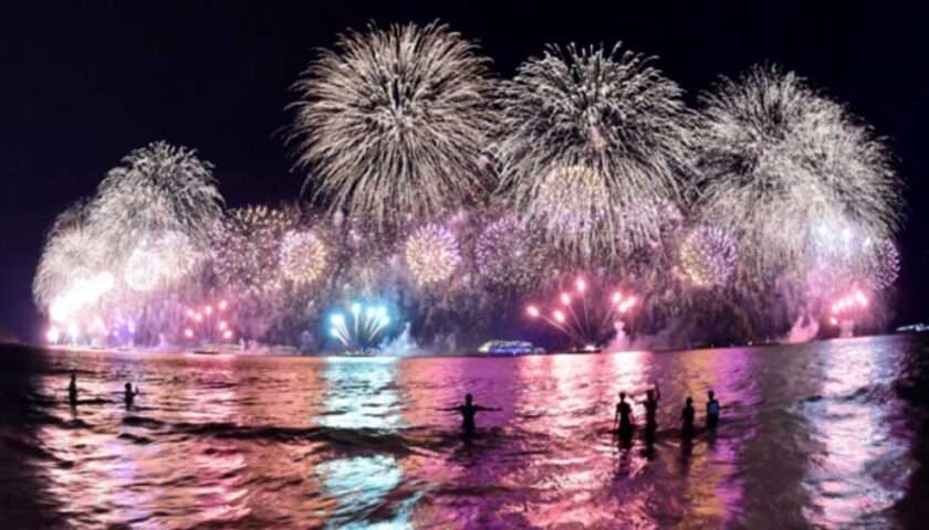 Festa a Maiori, a fuoco la chiatta durante lo spettacolo pirotecnico