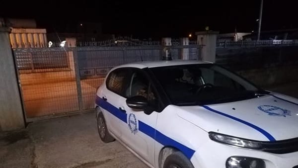 Salerno, ladro all’Imperial in via delle Calabrie: scoperto, aggredisce il titolare e scappa