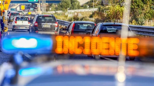 Auto sbanda e si schianta contro il guardrail