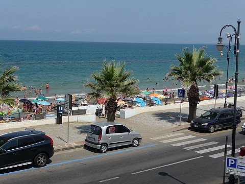 Agropoli, è in acqua e gli sequestrano l’ombrellone: 200 euro per riaverlo indietro