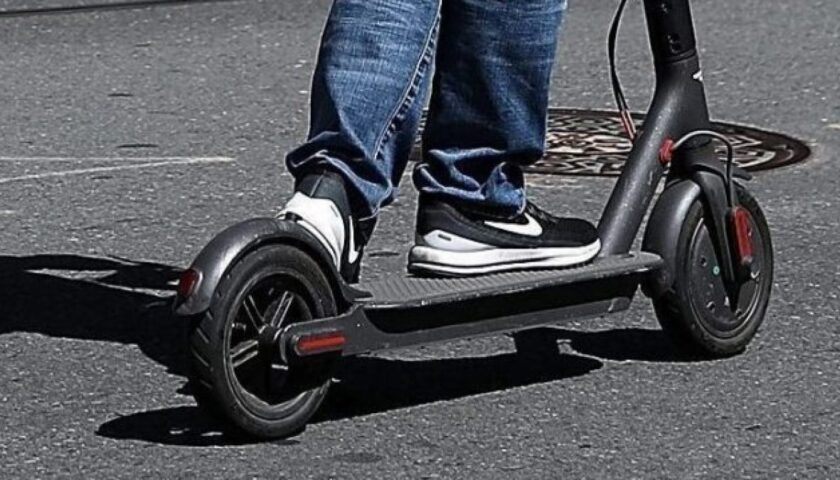 Battipaglia, la sindaca vieta bici e monopattini in piazza