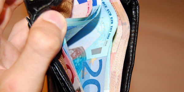Sapri, benzinaio trova portafogli con mille euro: restituito