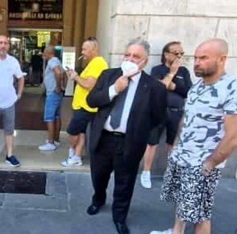 Verde pubblico, manifestazione dei lavoratori davanti al Comune di Salerno