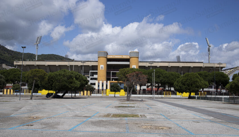 Sgomberato accampamento rom davanti allo stadio Arechi