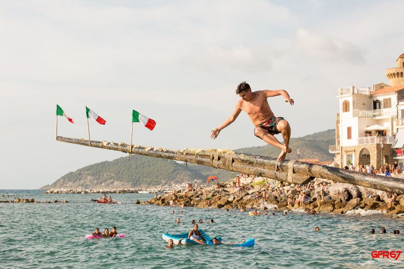 Una gara di equilibrio sulla scogliera del Lungomare Perrotti a Castellabate
