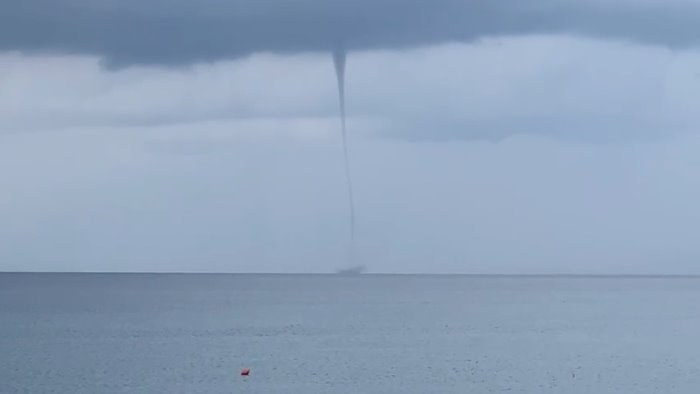 Golfo di Policastro, tromba marina e bagnanti in fuga