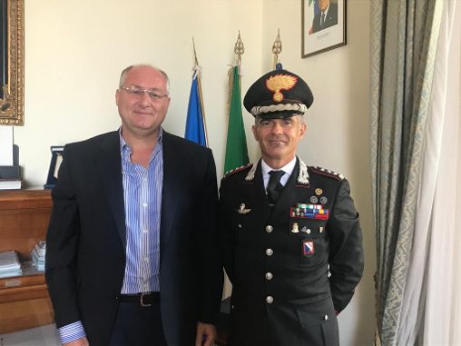 Il saluto di Michele Strianese al comandante dei carabinieri Gianluca Trombetti a Palazzo Sant’Agostino 