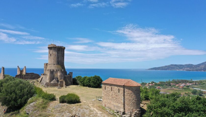 IL DIRETTORE DEL PARCO ACCOGLIE I PRIMI VISITATORI DEL SERVIZIO NAVETTE DEL COMUNE DI ASCEA E DELLA PROLOCO