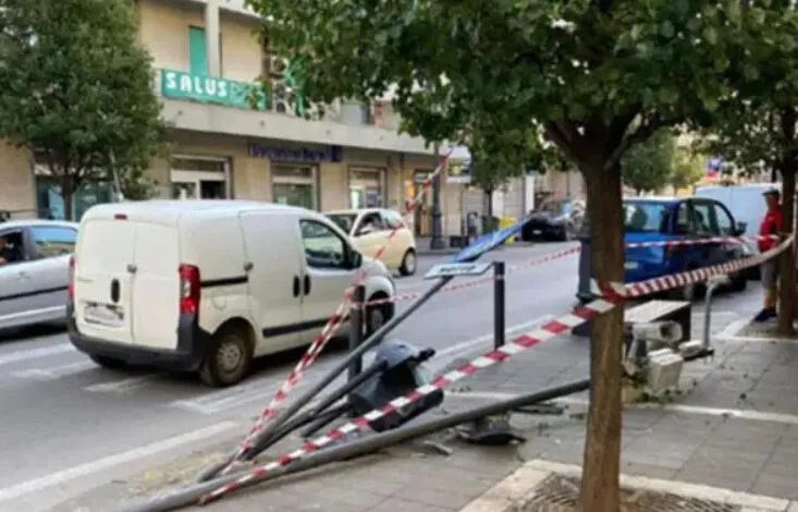 Tragedia sfiorata a Pontecagnano: nella notte automobilista butta giù palo della Ztl