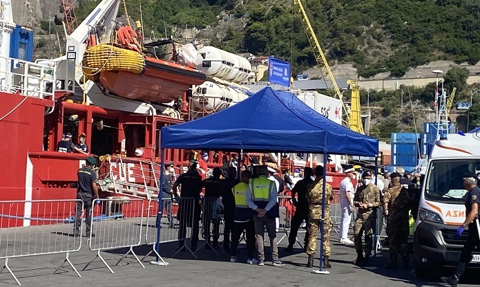 SALERNO, SBARCO MIGRANTI OCEAN VIKING: QUARANTENA COVID