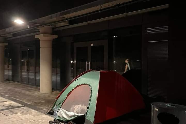 Nel sottopiazza della Libertà spunta una tenda da campeggio