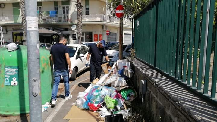 Salerno, abbandono indiscriminato di rifiuti: multati commercianti e cittadini del centro
