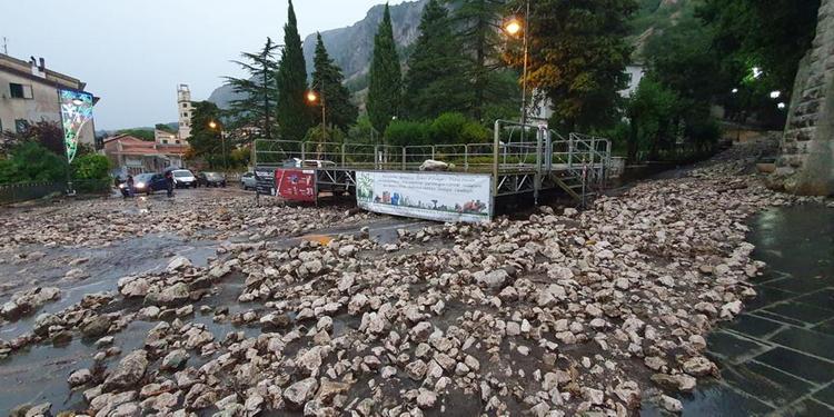 MALTEMPO, DETRITI E FANGO PER LE STRADE DI VALVA