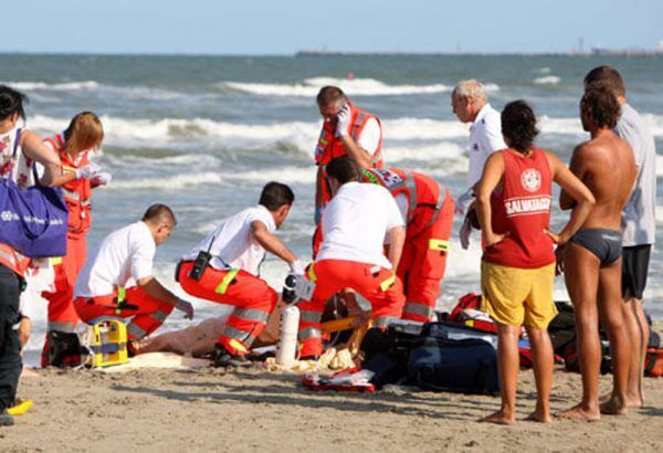 Bagnante in arresto cardiaco salvata in spiaggia da medico e bagnini