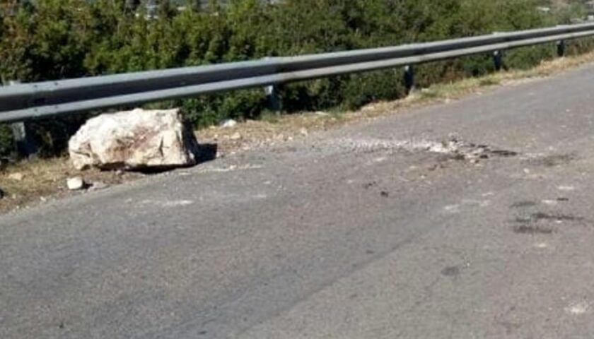 Caduta di un masso, strada chiusa a Oliveto Citra