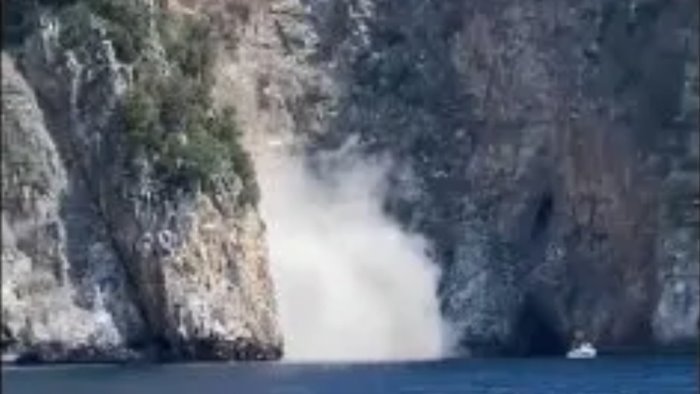 Frana a Palinuro davanti alla Grotta d’Argento