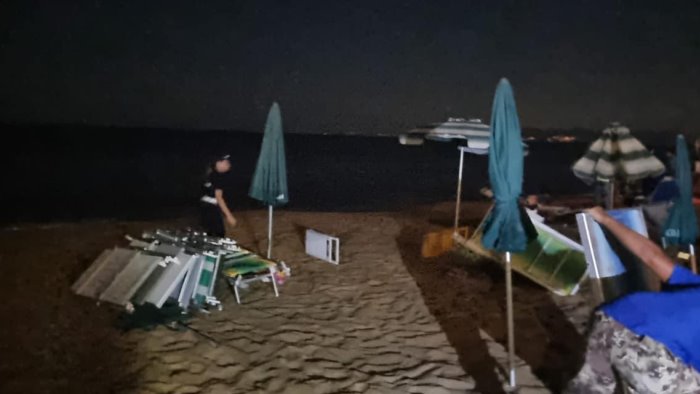 Blitz notturno a Castellabate, sequestrate 400 attrezzature balneari