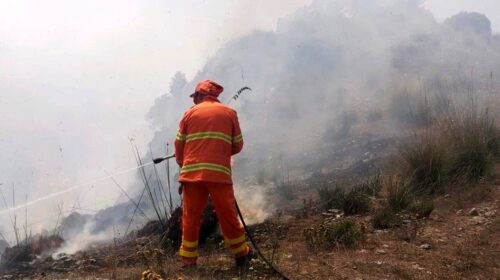 Campagna, incendio in via San Vito Inferiore: intervento della protezione civile Campagna, incendio in via San Vito Inferiore: intervento della protezione civile