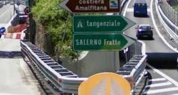 A Salerno si ribalta autocarro direzione Sud della A2, uscita obbligatoria a Fratte